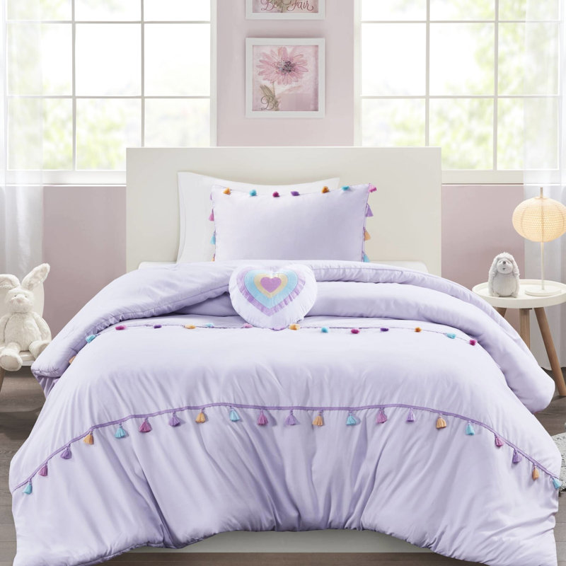 Édredon lavande avec pompons colorés et coussin décoratif en forme de cœur