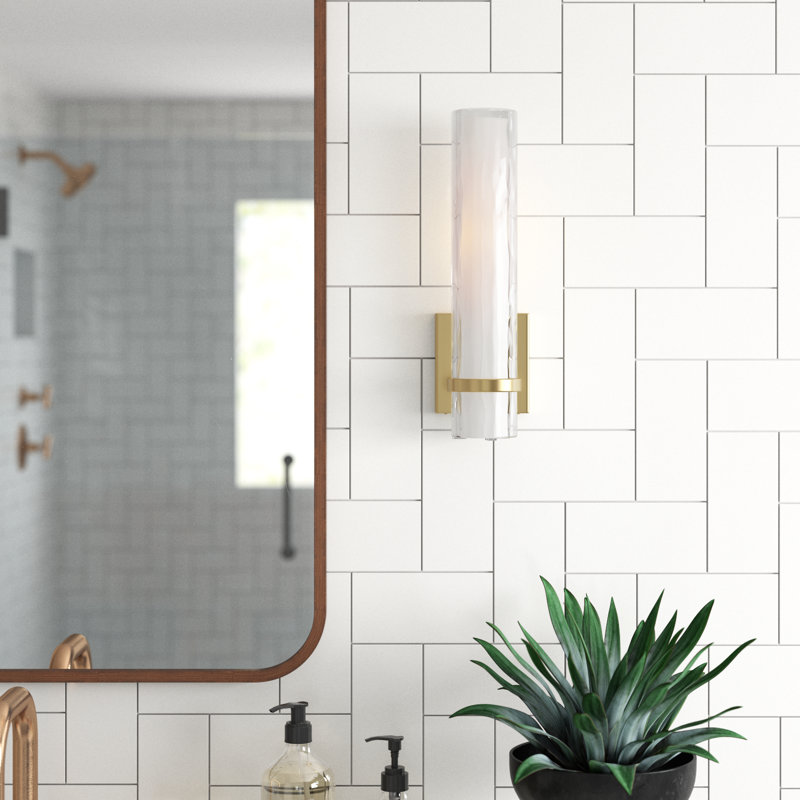 Luminaire de salle de bain contemporain 1 lumière en laiton doré doré de 4,5 po de largeur Vilo, eau claire extérieure, abat-jour intérieur en verre opale givré blanc, compatible avec une intensité variable à DEL, applique murale
