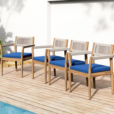 Et confortables chaises de salle à manger d'extérieur en bois tressé de 6 avec coussins décoratifs bleu marine, corde beige pour les fêtes