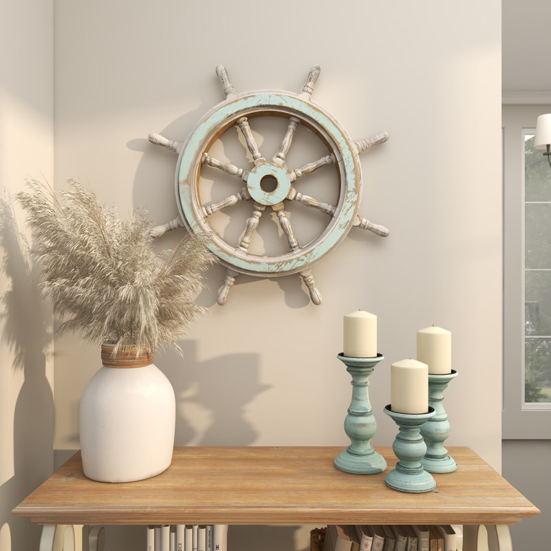 Décoration murale en bois bleu avec détails blancs Mcgaughey
