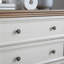L'unité de rangement à 5 tiroirs beige et l'armoire fonctionnelle organisent vos vêtements sans effort