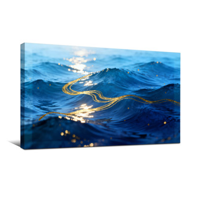 Nautique et plage, vagues de l'océan bleu avec traînées dorées