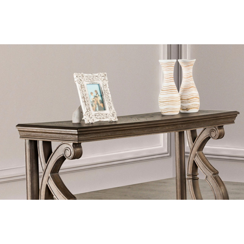 Table en bois massif avec esthétique traditionnelle et pieds en volute, finition chêne patiné, profondeur de 17 pouces avec pieds de taille moyenne, plateau de 50