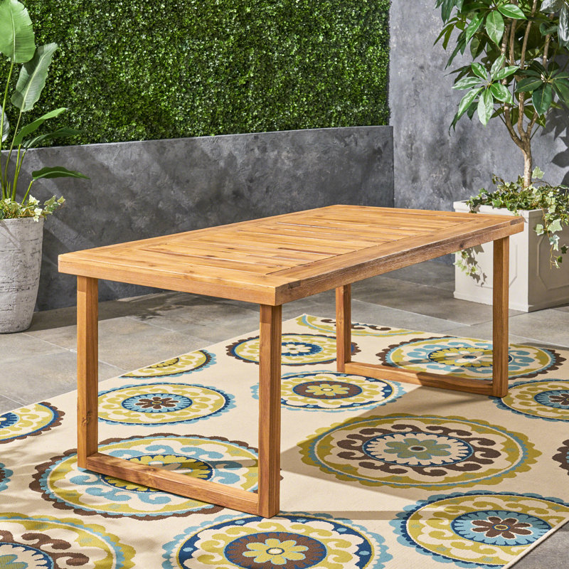 Table de salle à manger d'extérieur en bois 69 po avec finition naturelle, rehaussant votre configuration pour une expérience rustique