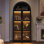 Vitrine de rangement arquée en bois de 71 po de hauteur avec portes en verre, bibliothèque de cuisine à 4 niveaux avec lumières DEL 7 couleurs, vitrine en verre trempé