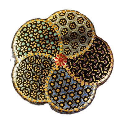 Fleurs tourbillonnantes sur une boîte d'encens noire