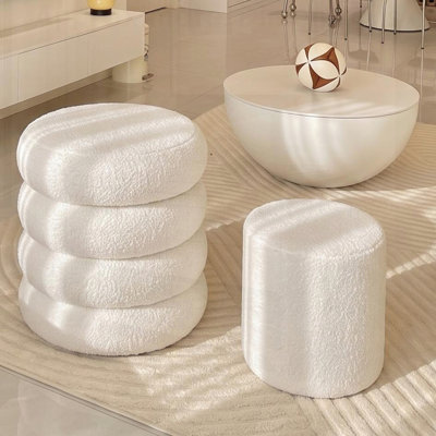 Tabouret de coiffeuse élégant avec miroir et siège confortable, pour des espaces coiffeuses à la fois glamour et fonctionnels.
