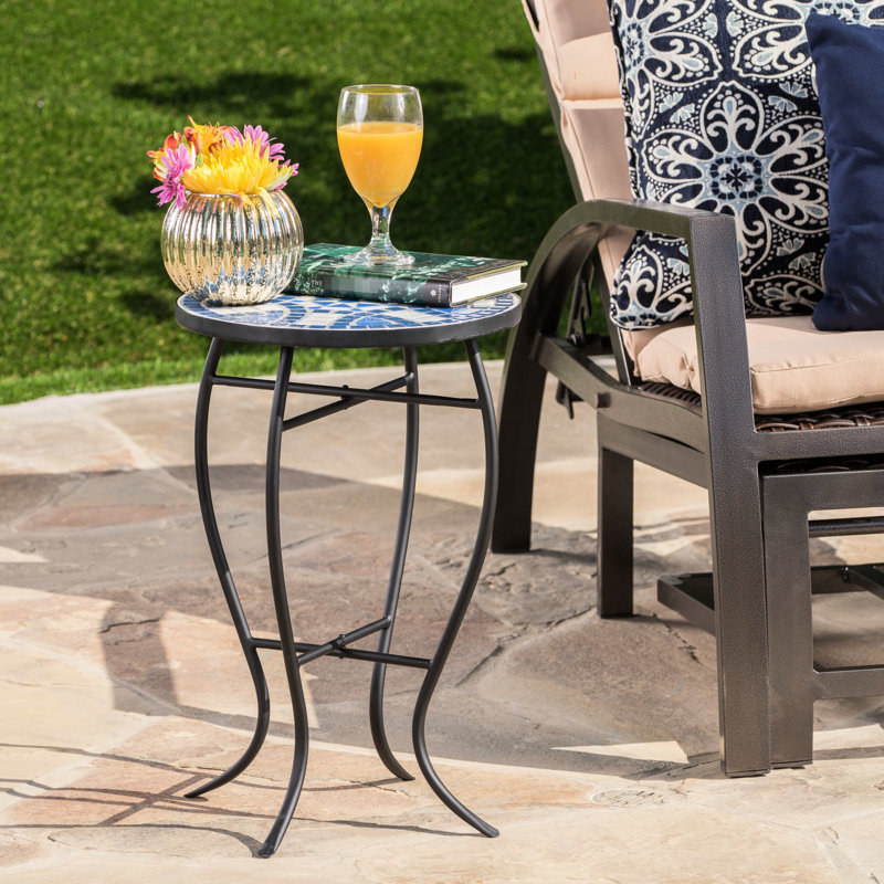 Table d'extérieur à la mode avec carrelage: carreaux de fer en céramique bleue et blanche: support de cadre