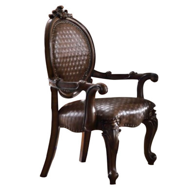 Fauteuil sculpté en bois massif Vanhorn, accoudoirs roulés, cuir végétalien, cerise