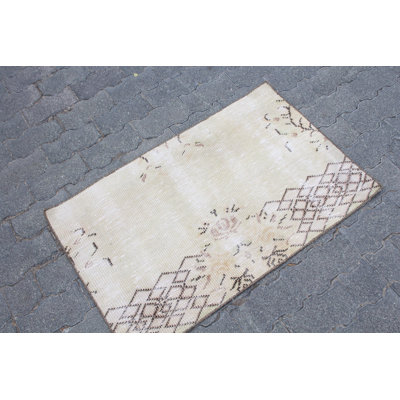 Tapis turc beige vintage en laine: petit tapis luxueux pour la salle de bain ou le vestibule