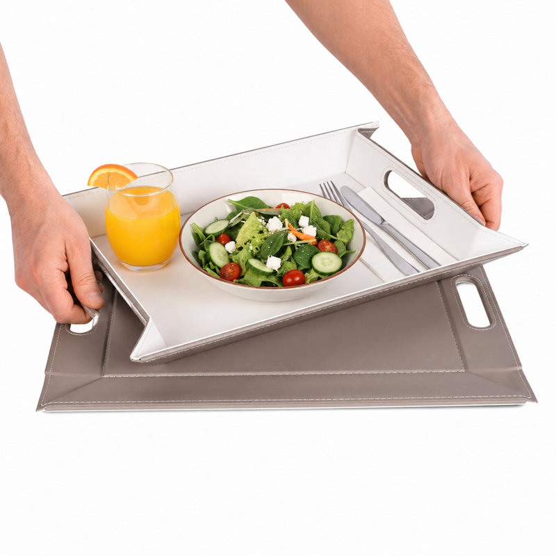 Plateau de service et napperon convertible 2-en-1 Freeform, plateau en similicuir de qualité supérieure - plateau repose-pieds, plateau de canapé et plateau de recouvrement avec poignées, réversible - taupe et blanc