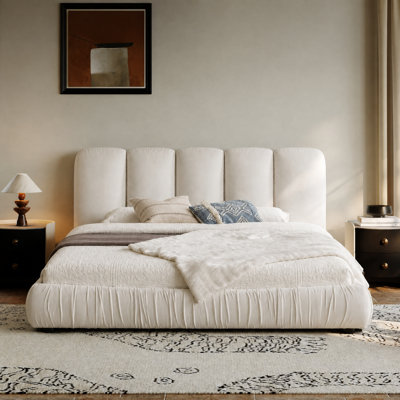 Très grand lit plateforme tapissier avec tête de lit segmentée, velours brillant et repose-pieds robuste, sans sommier tapissier, beige