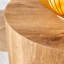 La table cylindrique avec son motif peut être facilement intégrée dans une variété de styles d'intérieur-1339489641