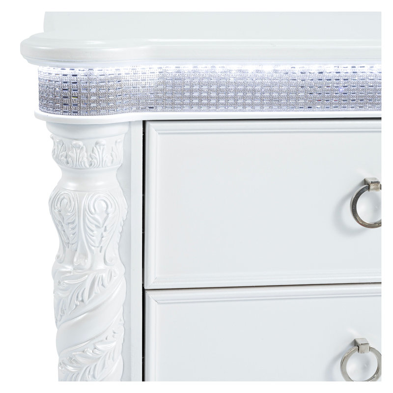 Table de chevet glamour à 3 tiroirs avec éclairage DEL et détails sculptés en corde, couleur blanc perle