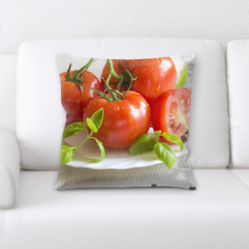 Coussin en tomates sur une plaque