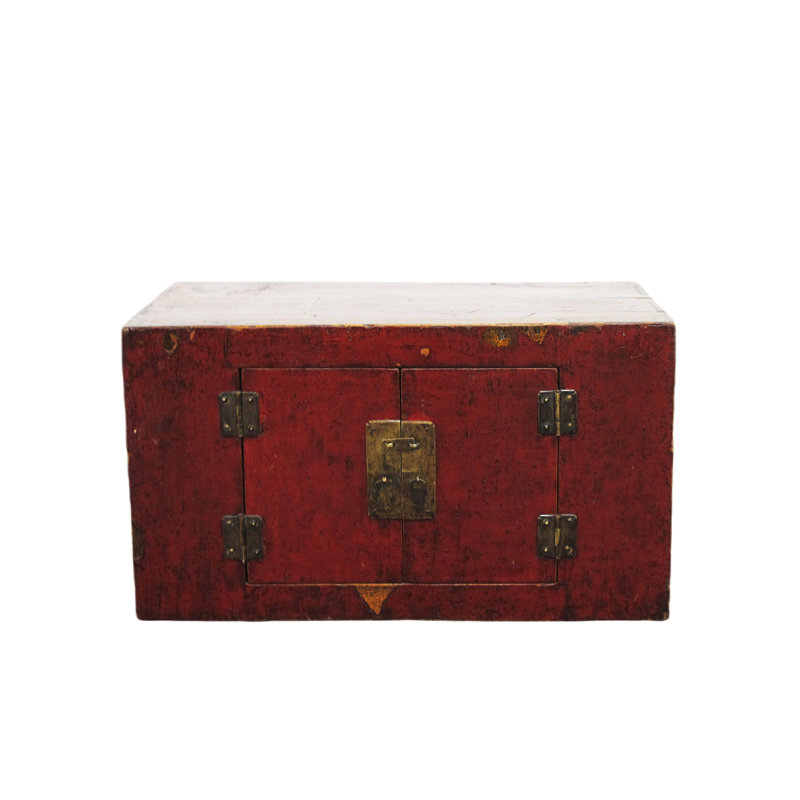 Armoire antique en porcelaine rouge