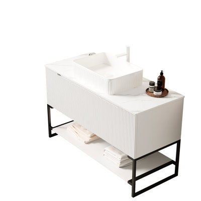 Meuble-lavabo autoportant 48 po avec comptoir en pierre frittée blanche, armoire à 3 portes, tablette ouverte, sans lavabo, robinet, comptoir et armoire à portes à panneau de particules