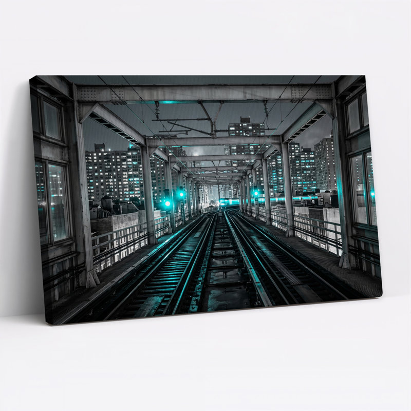 Tableau sur toile représentant des voies ferrées surélevées illuminées de turquoise dans une ville nocturne