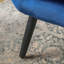 Fauteuil à oreilles bleu marine en velours bleu marine, pour un confort accru