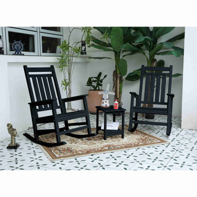 Ensemble de chaises berçantes d'extérieur avec table d'appoint, ensemble de chaises berçantes 3 pièces à texture de bois, résistant aux intempéries (comprend 2 chaises berçantes et 1 table)