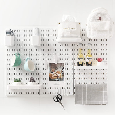 Ensemble de panneau perforé avec tablette et crochets sans poinçonnage pour le garage, la cuisine, le salon, la salle de bain, le bureau et le panneau mural (blanc, 33 po x 22 po)