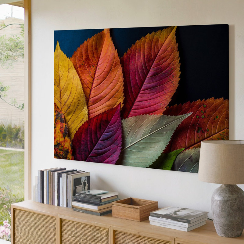 Reproduction d'art sur toile, "Arrangement superposé en couches" de feuilles d'automne aux nuances riches, H 20 po x l 30 po