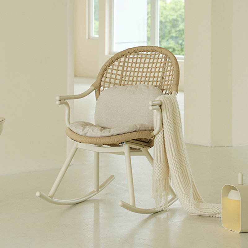 Chaise berçante d'intérieur en rotin