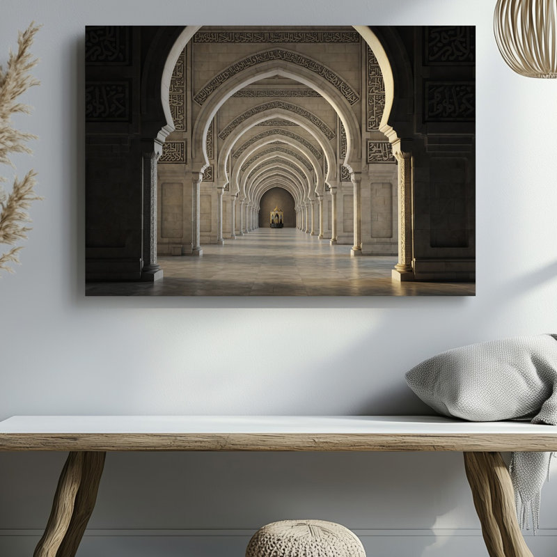 Toile «A Grand Interior Space» avec une série d'arches murales au design complexe, chacune ornée d'une élégante calligraphie arabe