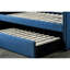 Lit de jour bleu en tissu avec structure en bois et lit gigogne escamotable pour le soutien de la maison