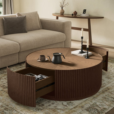 Table basse ronde contemporaine moderne de 89 cm de large, entièrement assemblée, avec piètement cannelé en bois massif, 2 tiroirs de rangement dissimulés et plateau en placage de bois.