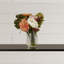 Arrangement floral de grandes pivoines dans un vase