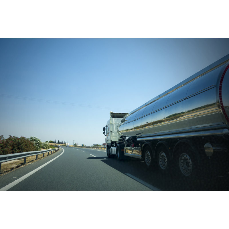 Camion-citerne sur la route par Lalocracio, H 20 po x l 30 po