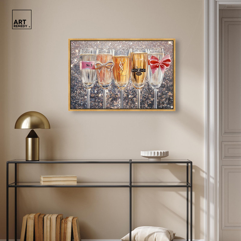 «Champagne Glasses Glitz» par Art Remedy, H 21 po x l 31 po, Cadre flottant, Blanc