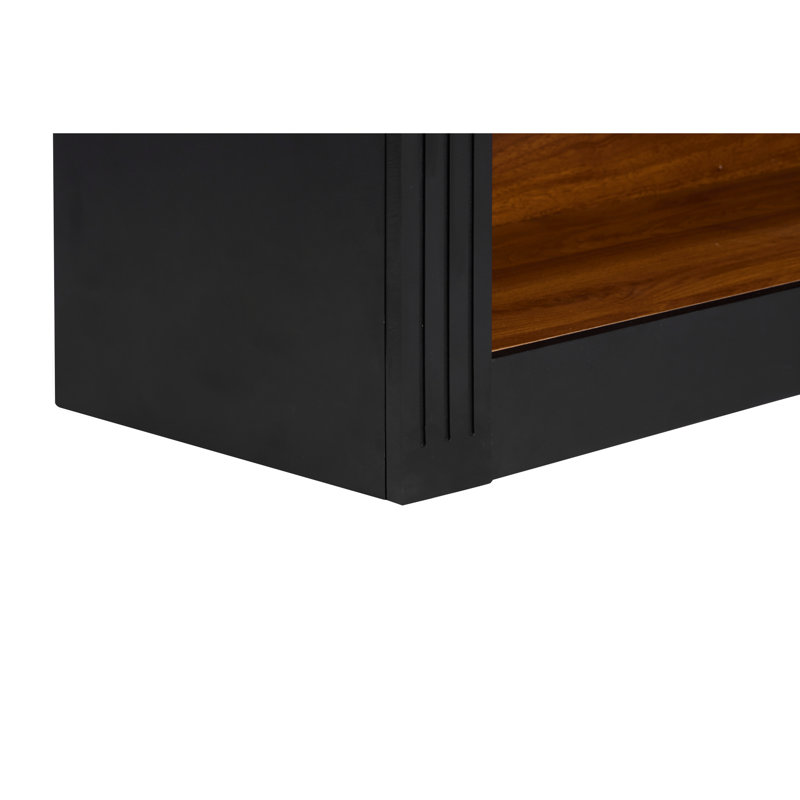 Grande bibliothèque arquée en bois noire à 4 tablettes de 45,66 po avec 4 tablettes ouvertes dans la chambre à coucher.