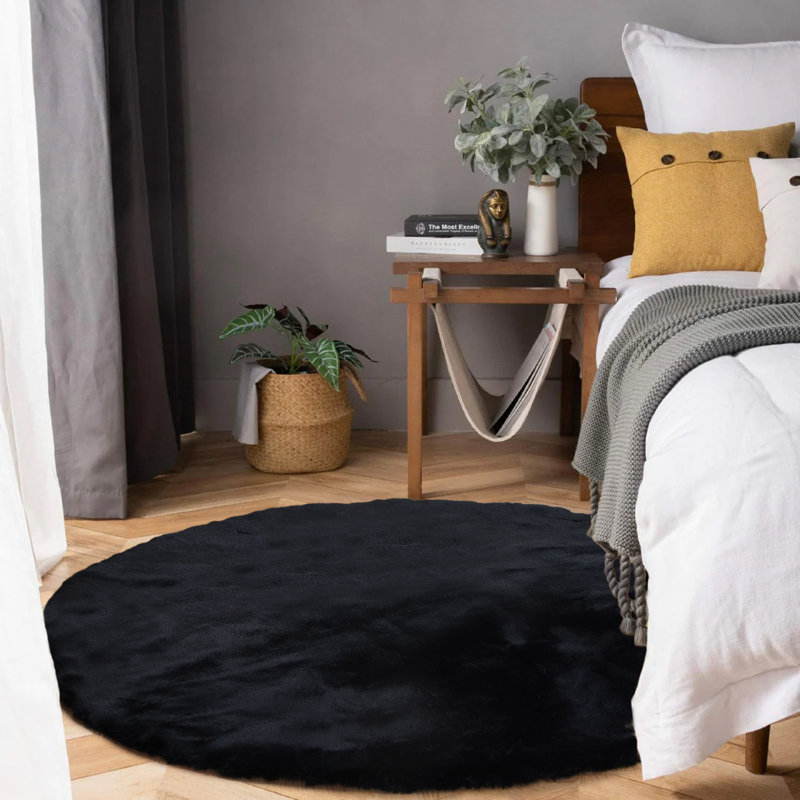 Hollianne Cozy Faux Rabbit Fur Area Rug Machine Washable Rug in Black, Round 8'
