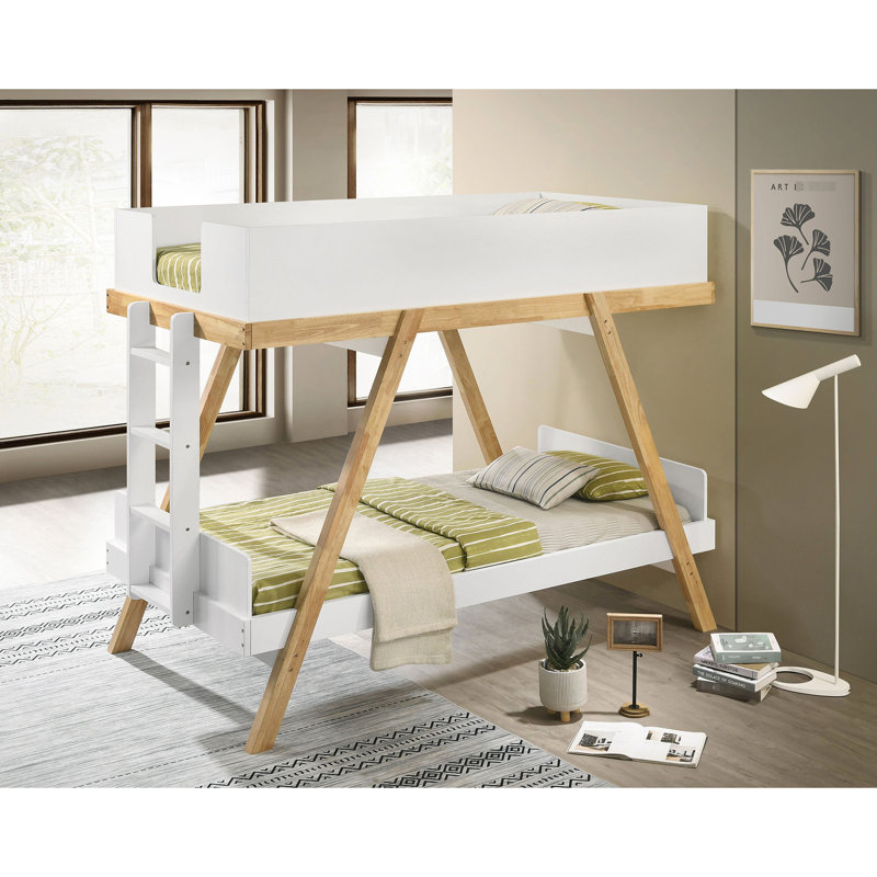 Lit simple au-dessus d'un lit superposé blanc, structure en tréteaux, caractéristiques, fond ouvert et décor de chambre à coucher moderne - lit avec finition, mélange contemporain rustique, cadre angulaire attaché