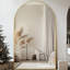Miroir surdimensionné arqué en métal surdimensionné-570231696-543396701