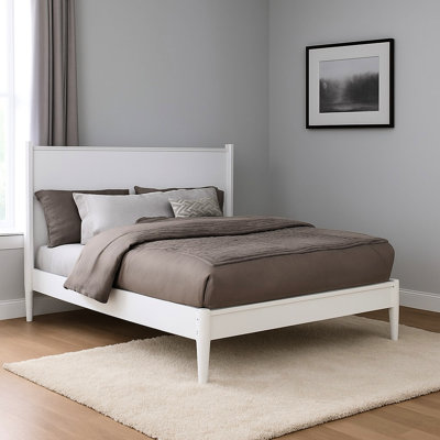 Très grand lit plateforme Mid-Century blanc, pas de sommier tapissier, pieds fuselés ronds, ensemble de lattes pour le confort de la chambre à coucher