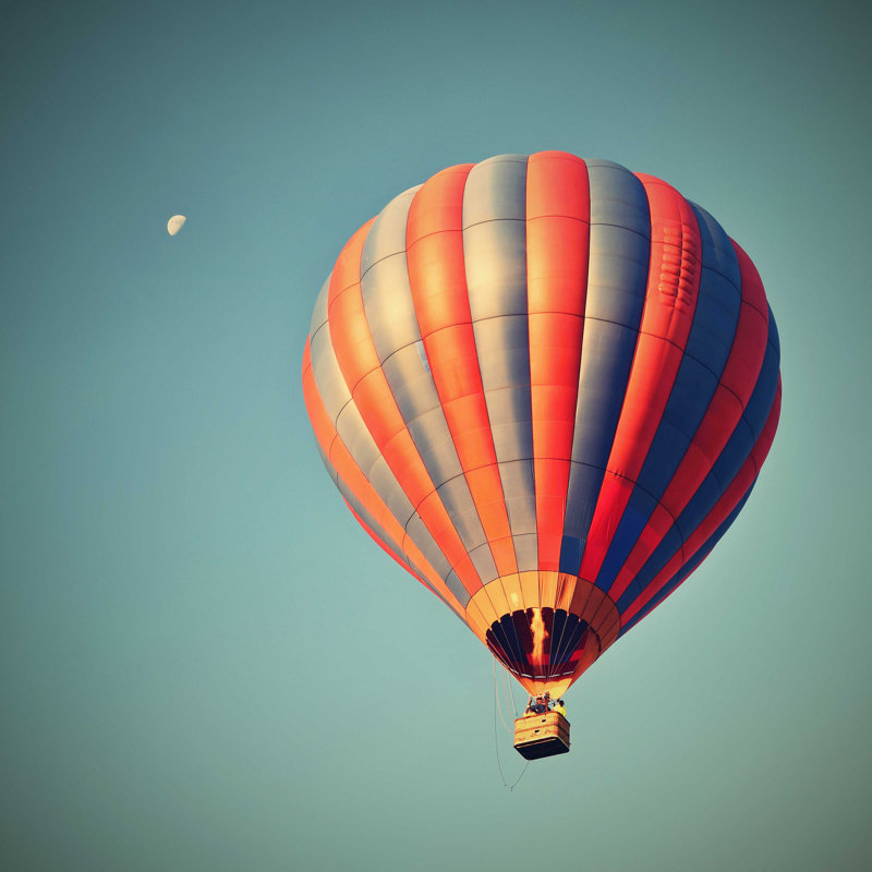 Montgolfière colorée - photographie sur toile tendue, H 20 po x l 20 po