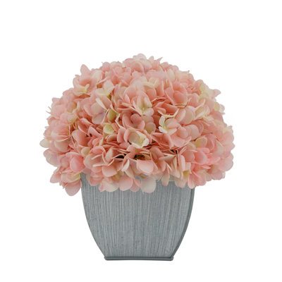 Arrangement floral d'hortensias dans un vase