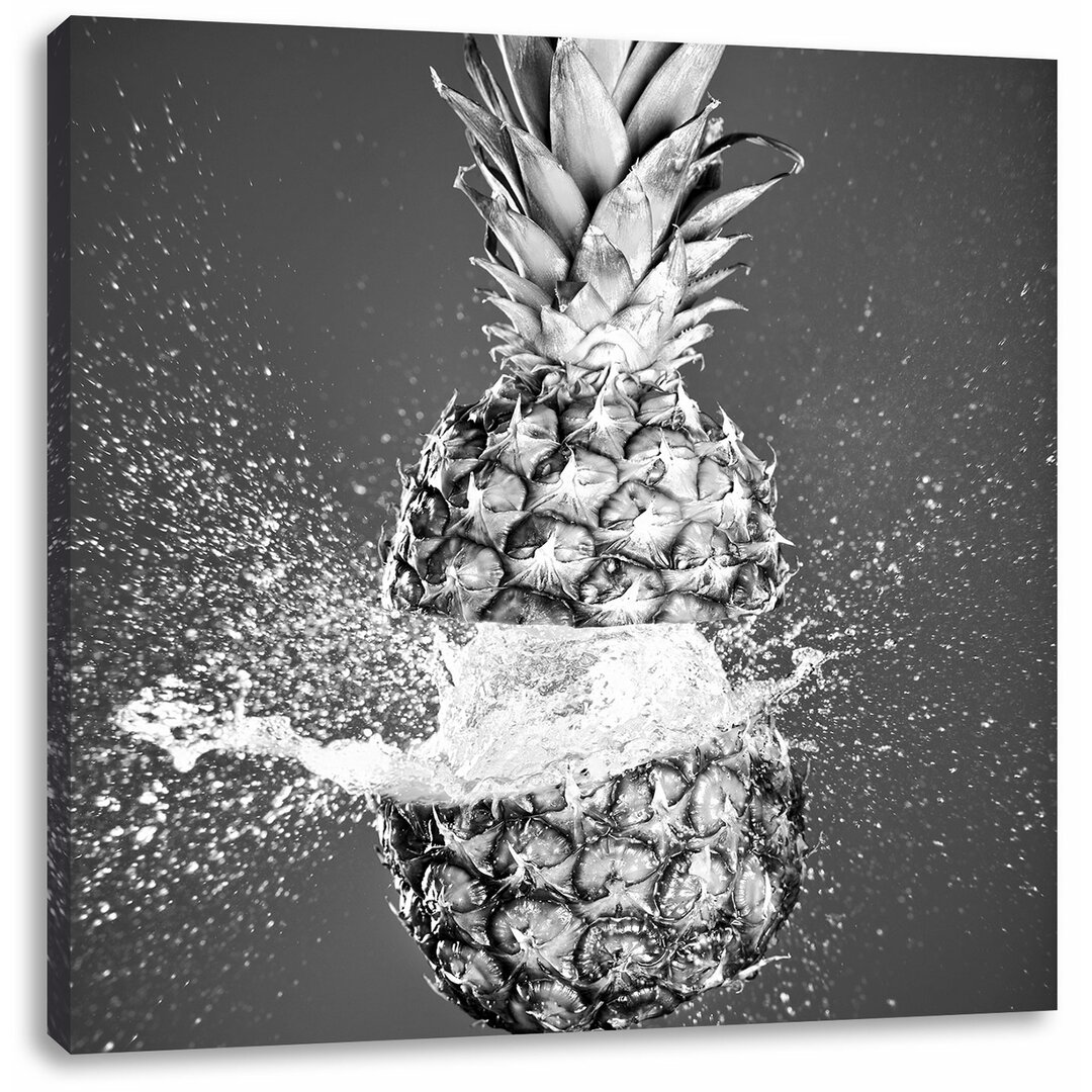 Leinwandbild Ananas mit Wasser bespritzt