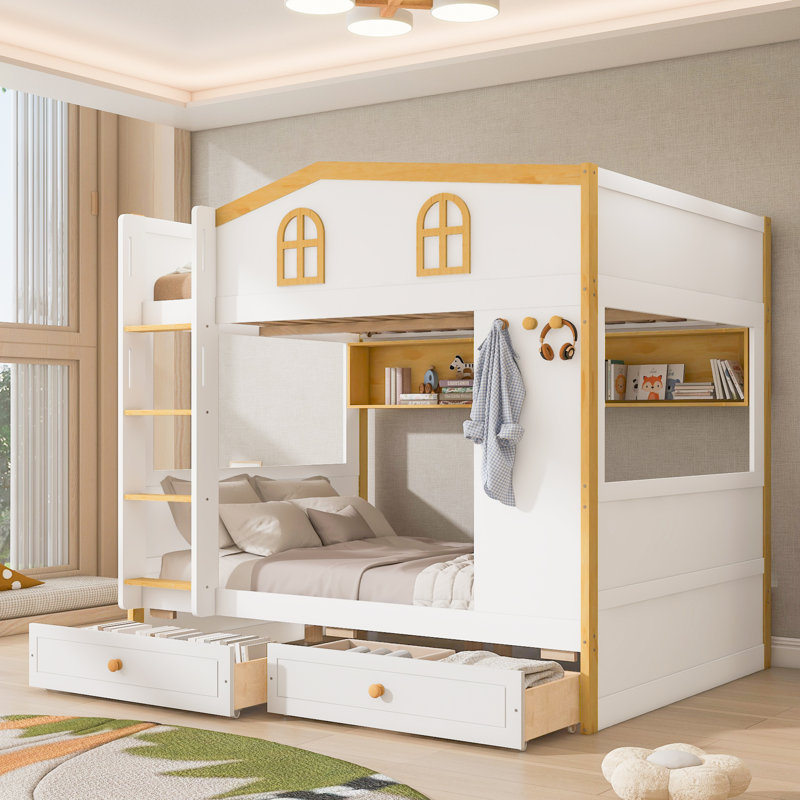 Lit superposé double au-dessus de double avec garde-corps en forme de maison et tablettes et tiroirs de rangement, blanc et naturel