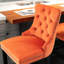 Chaises de bar modernes en velours avec capitonnage à boutons et pieds en bois, finitions soignées, dossier confortable, ensemble de 2 chaises de luxe orange rembourrées.