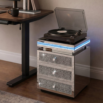 Station de charge sans fil avec table de chevet en miroir: lumières DEL Table de bout en chevet en cristal concassé pour chambre à coucher 3 tiroirs Table d'appoint moderne argentée pour le salon Bureau Décoration intérieure