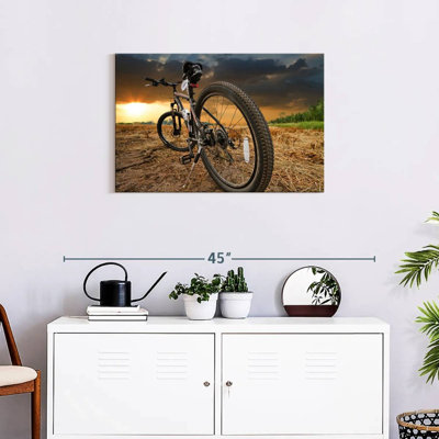 Coucher de soleil Mehar au-dessus d'un vélo