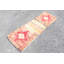 Tapis turc rétro tissé à la main dans un motif géométrique rouge servant de tapis de porte élégant pour un décor élégant