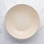Assiette creuse profonde en porcelaine ronde coupée Cous Cous, sable, 10,2 po