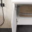 Meuble-lavabo mural polyvalent avec plusieurs caractéristiques fonctionnelles