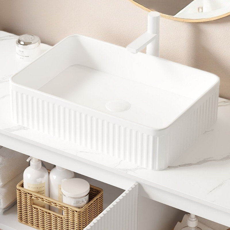 Meuble-lavabo flottant de 48 pouces avec portes cannelées blanches et plateau en pierre frittée en marbre