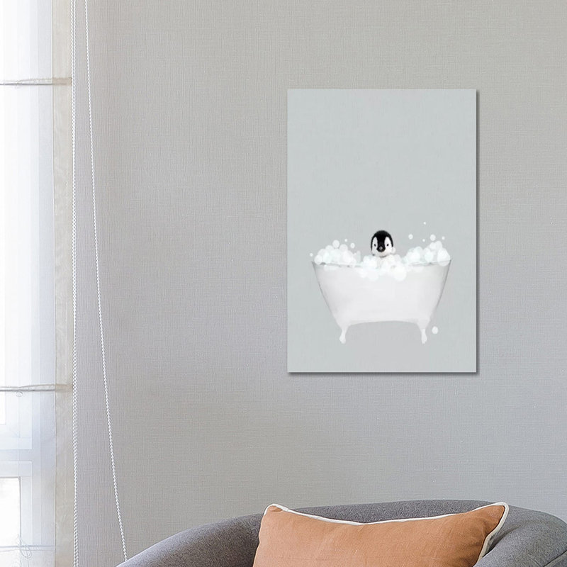 «Penguin Blue Bath» par Leah Straatsma - reproduction d'art, H 26 po x l 18 po x 1,5 po, Toile tendue, Pas de tapis